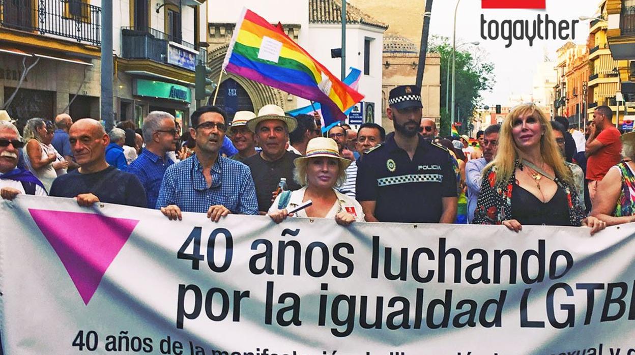 El policía local de Sevilla uniformado, en el centro de la pancarta del Orgullo Gay