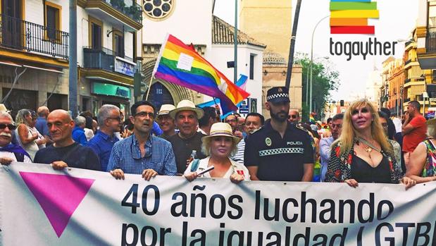 Encuesta: ¿Qué opinas sobre la participación de un policía local en la marcha del Orgullo Gay?