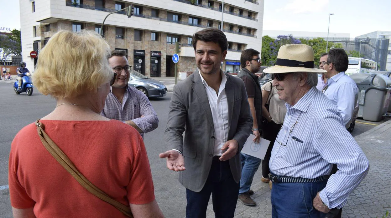 El candidato del PP, Beltrán Pérez, con vecinos de Huerta de la Salud