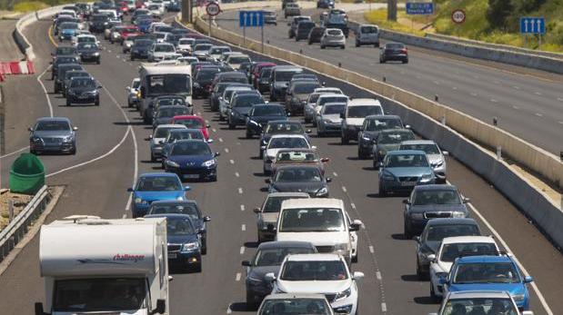 Un accidente en la A-49 provoca atascos de hasta diez kilómetros en el regreso de las playas a Sevilla