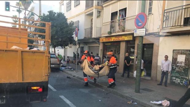 El Ayuntamiento de Sevilla retira 2.000 kilos de residuos en el mercadillo de Su Eminencia