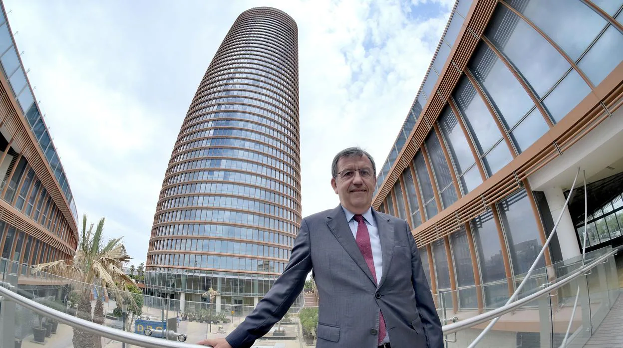 Antonio Cayuela, junto a los edificios podios donde irá el centro comercial Torre Sevilla, que abrirá en septiembre