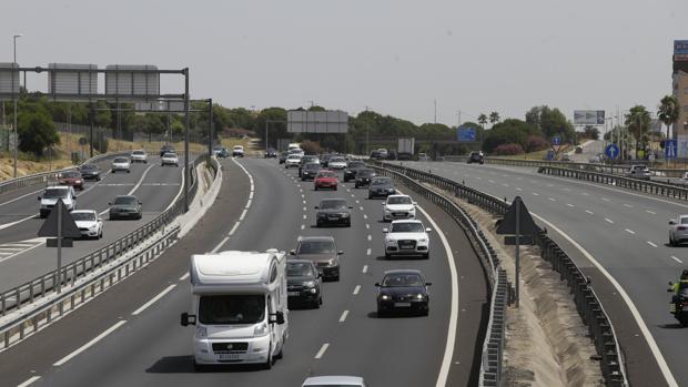 Ocho kilómetros de retenciones en el cambio de quincena de julio en la carretera de Sevilla-Huelva