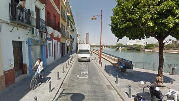 Denunciado un restaurante de la calle betis con ocho mesas y 32 sillas sin licencia