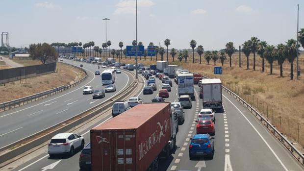 El cierre del puente de las Delicias provoca atascos en el primer día laborable