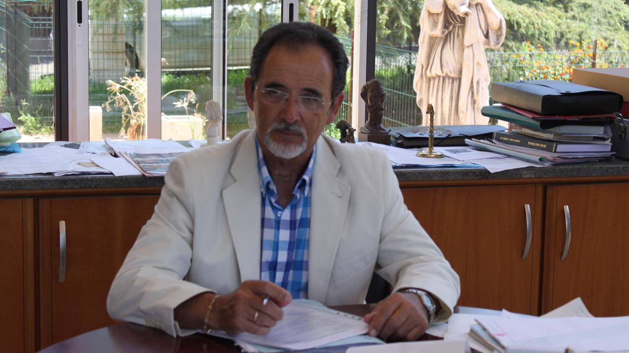 Antonio Manuel Paz, en su despacho con la prolija documentación de su caso