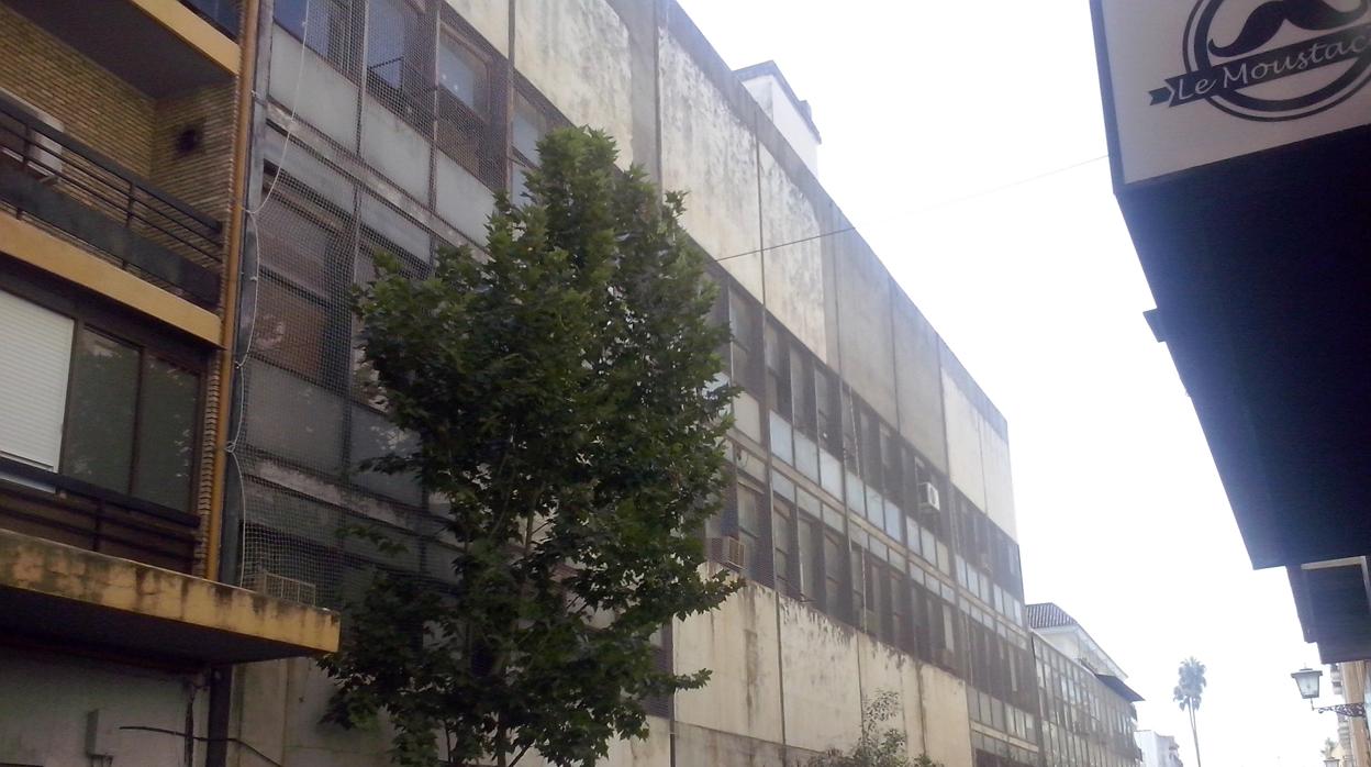 Fachada lateral del edificio de la Gavidia, que lleva una década cerrado