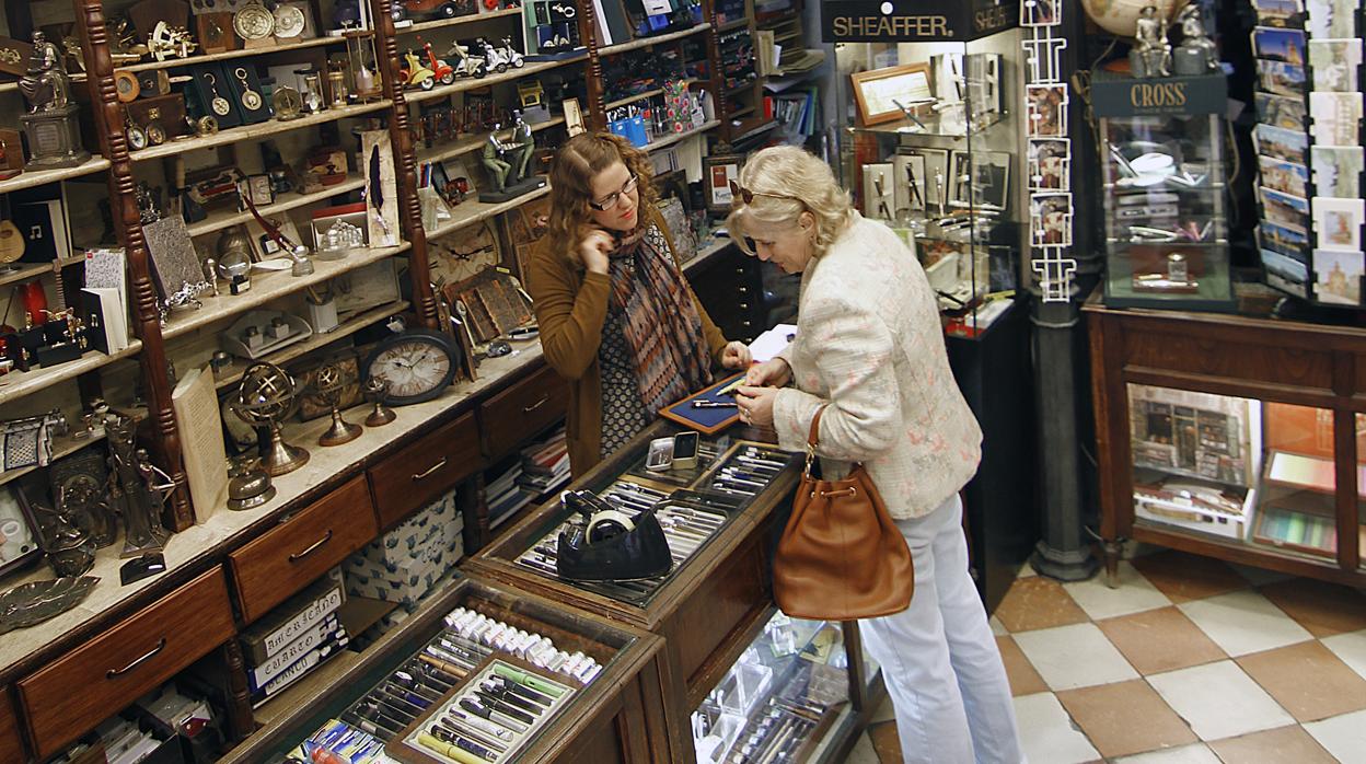 Interior de la papelería Ferrer, situada en la calle Sierpes