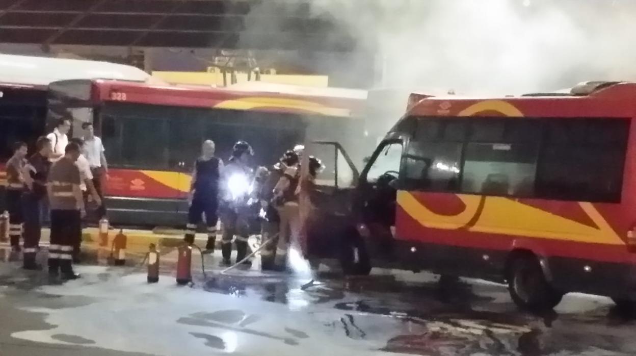 Bomberos actuando en el microbus afectado por el fuego