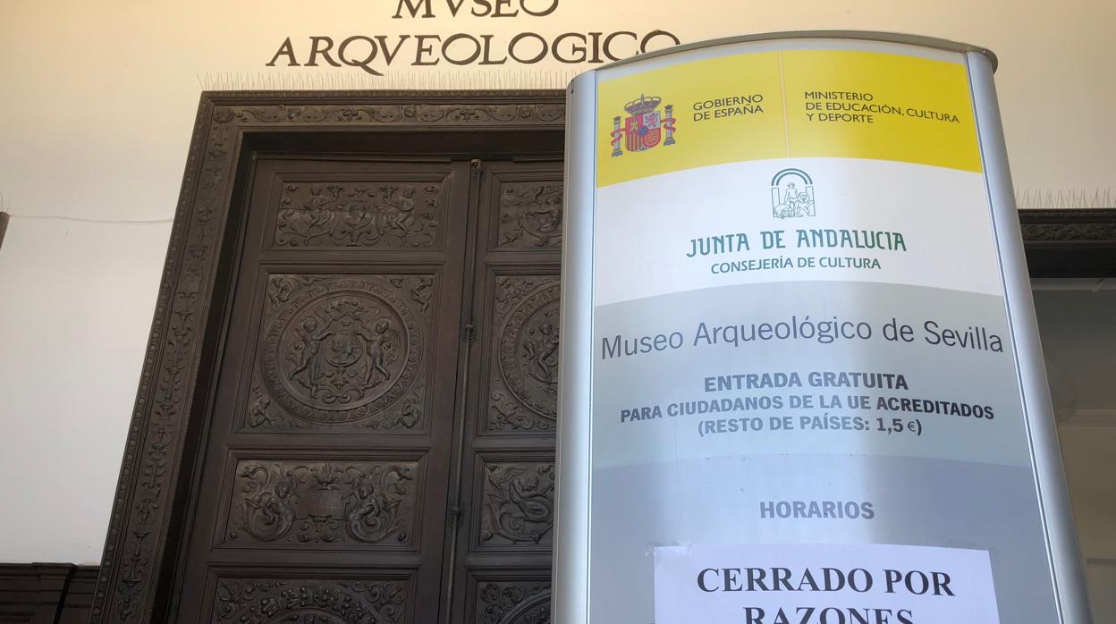 Imagen del pasado domingo de la puerta del Museo Arqueológico de Sevilla mientras permanecía cerrado