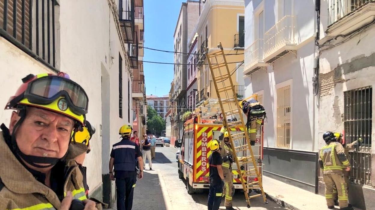 Los bomberos interviniendo en el edificio siniestrado