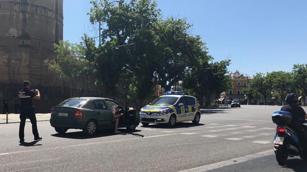 Un conductor «kamikaze» circula por la Ronda de Capuchinos triplicando la tasa y sin carnet