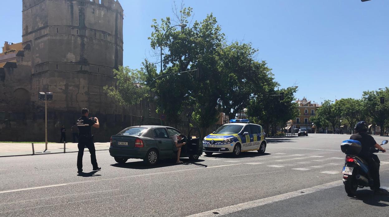 Momento en el que la Policía Local de Sevilla interceptó al conductor «Kamikaze»