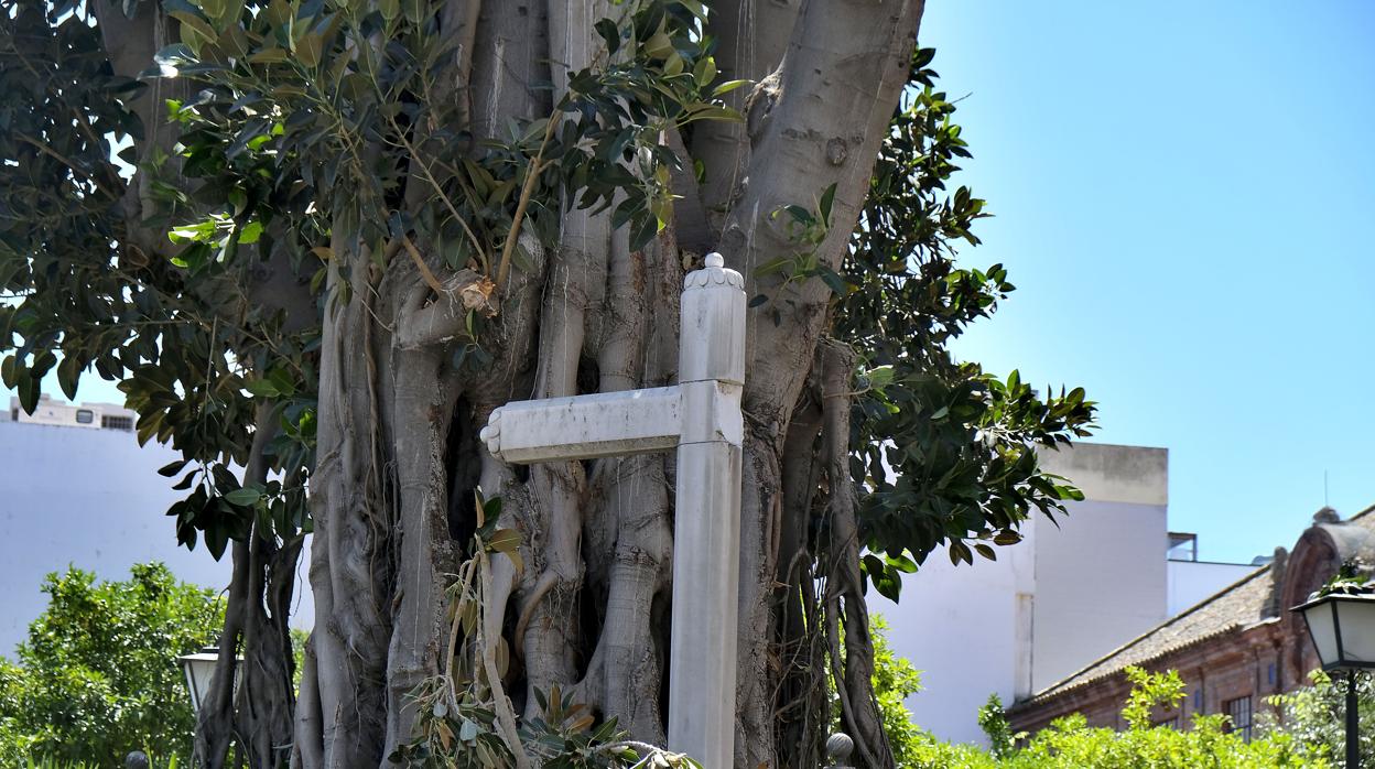 Dañada de gravedad la histórica Cruz de San Jacinto de Triana
