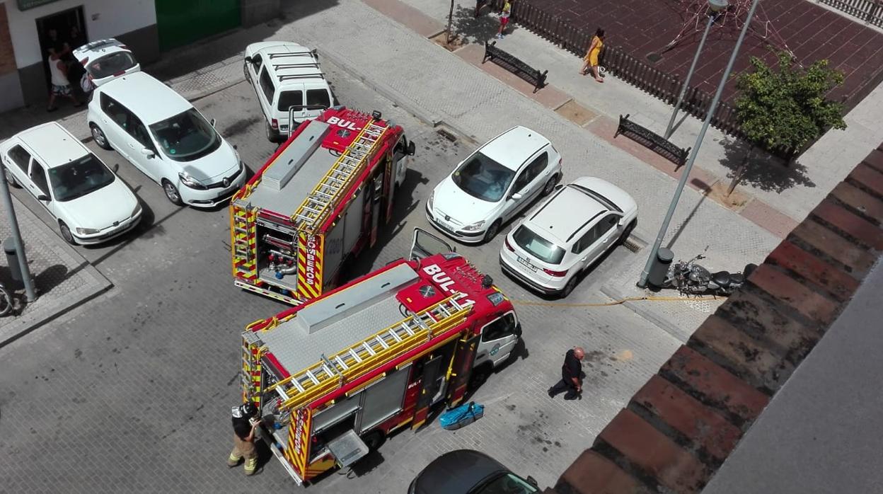 Los bomberos solventan con rapidez un incendio en la calle Arcángel San Rafael