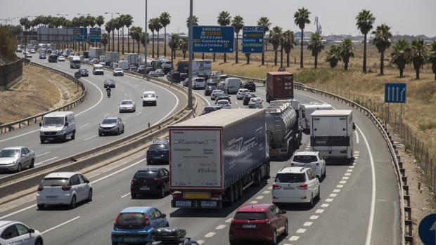 Retenciones en las salidas hacia Huelva y Cádiz desde Sevilla con motivo de la Operación Salida