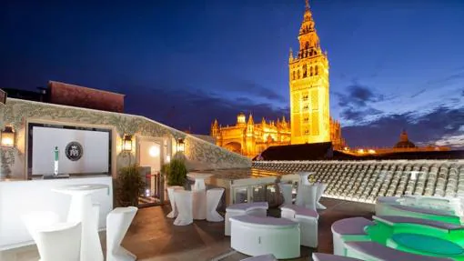 La terraza de este hotel es bien conocida por sus fantásticas vistas a la Giralda
