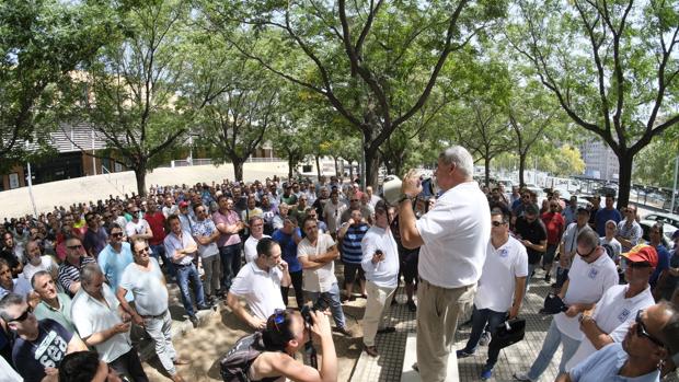 Los taxistas continuarán la huelga al menos hasta el viernes y se organizan los servicios mínimos de agosto