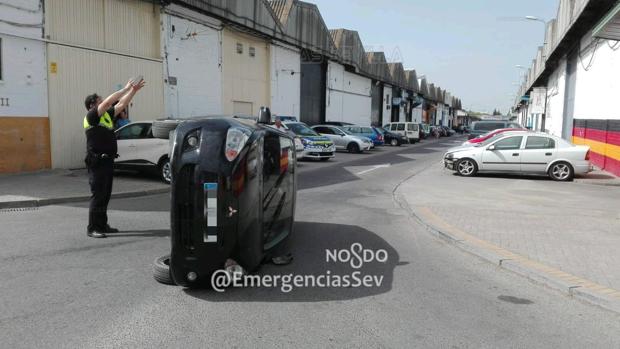 Herida tras colisionar y volcar su coche en el polígono Hytasa
