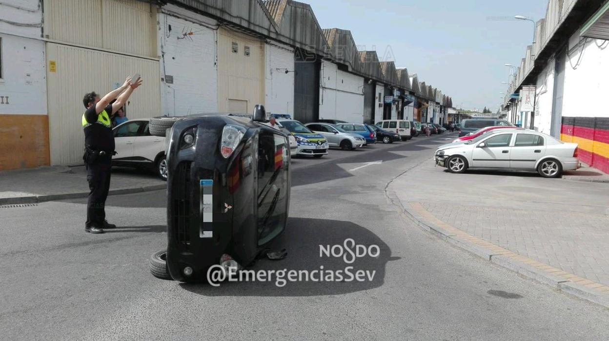 Herida tras colisionar y volcar su coche en el polígono Hytasa