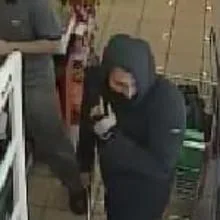 Imagen del ladrón mientras robaba en un supermercado de la calle Estrella Canopus