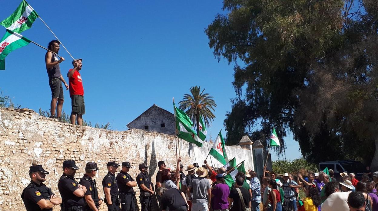 Miembros del SAT en la finca Gambogaz