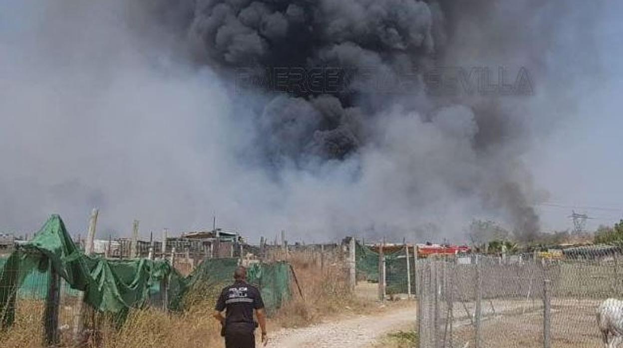 Los agentes de Policía Local intervinieron en un incendio de pastos en la margen derecha del río