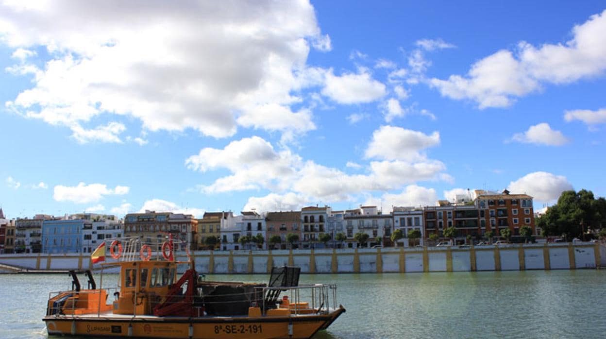 Catamarán de limpieza en el río Guadalquivir de Sevilla
