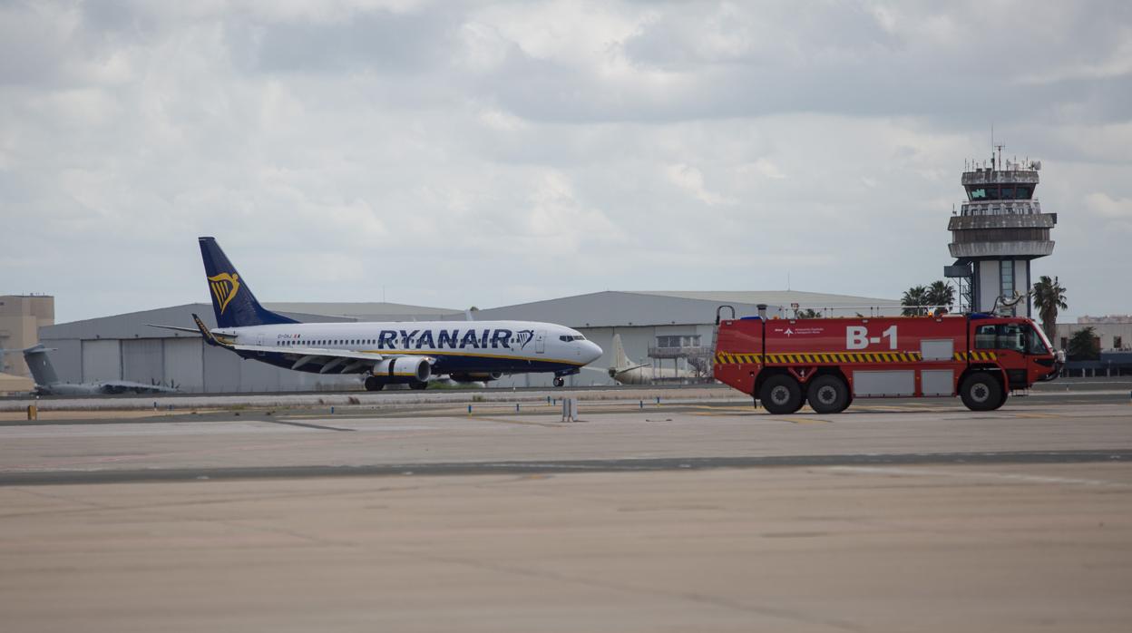 Un avión de Ryanair, en las pistas de San Pablo