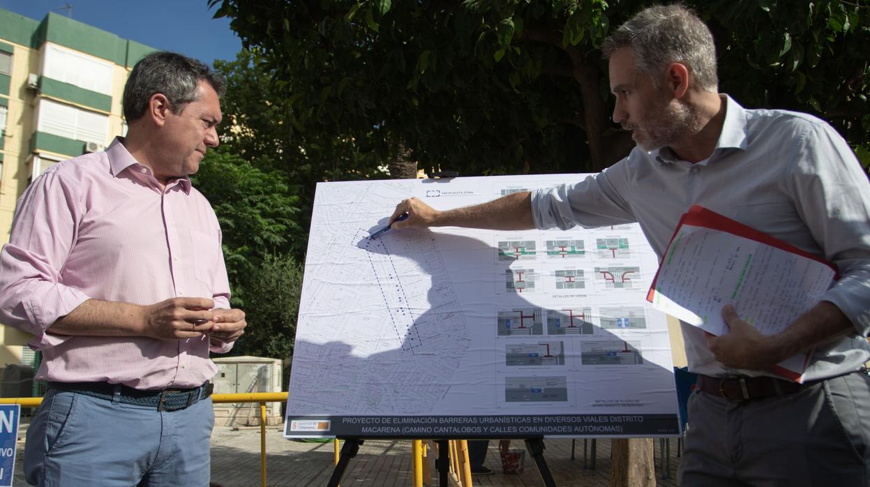 El alcalde de Sevilla, Juan Espadas, junto con el director técnico de Urbanismo, Jorge Almazán