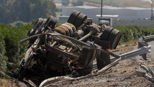 El vuelco de un camión provoca el corte total de la carretera A-8128 a la altura de Utrera