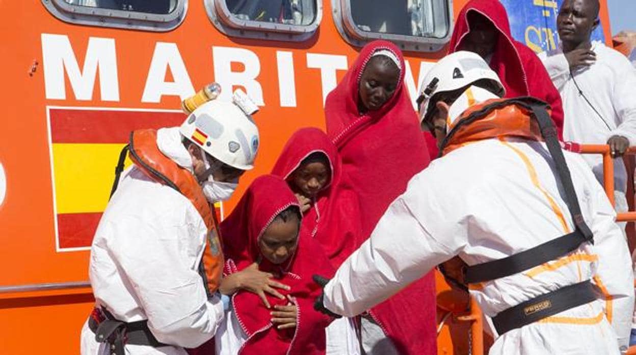 Llegada de un grupo de inmigrantes rescatados por Salvamento Marítimo