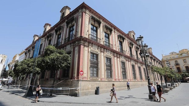 Se desprende una figura decorativa del Palacio Arzobispal de Sevilla