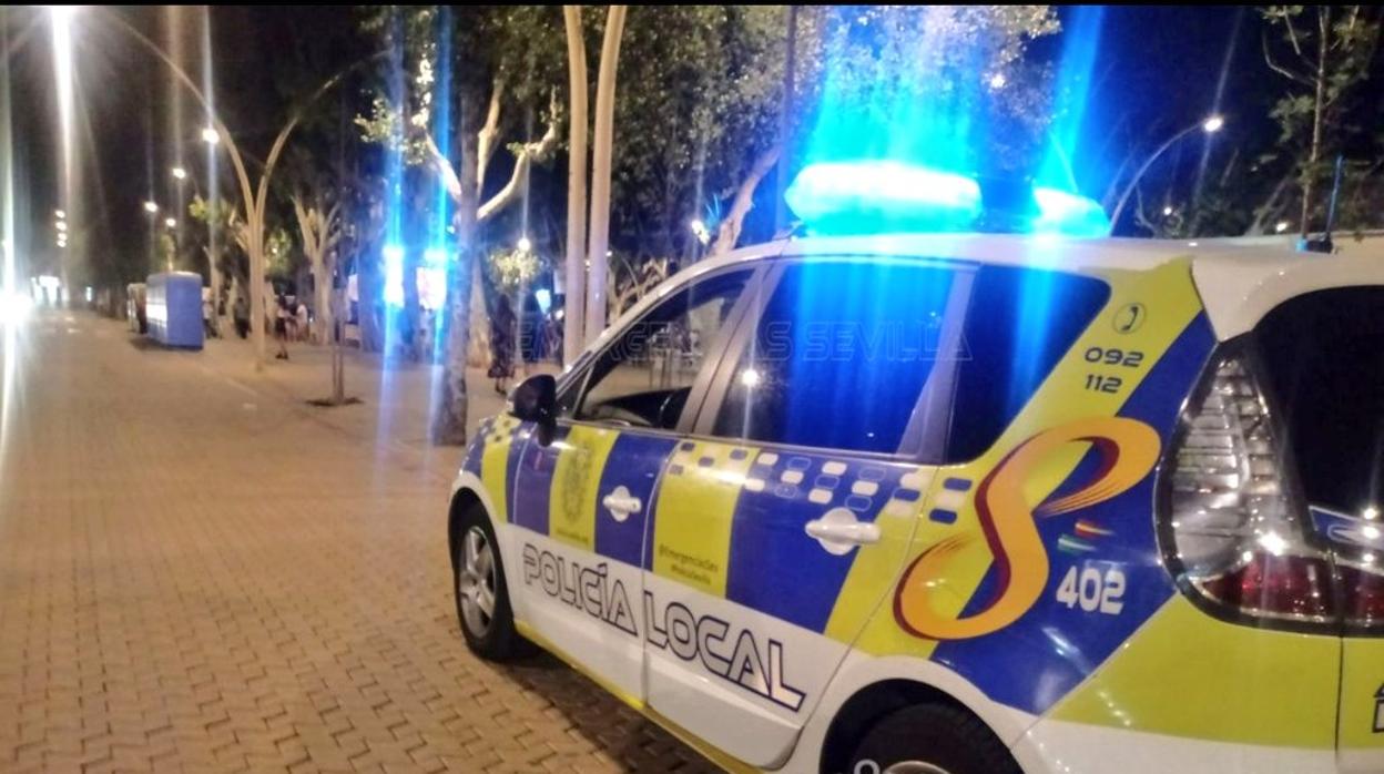 Un vehículo de la Policía Local, en la Alameda