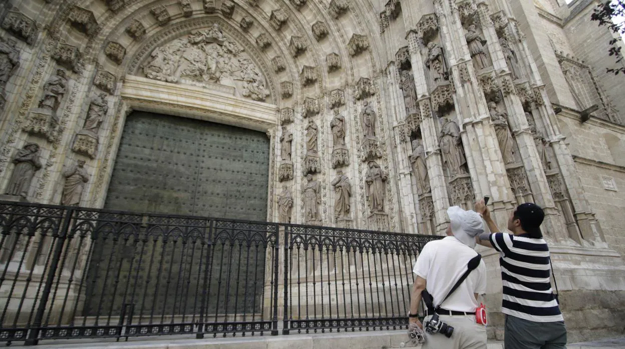 Turistas fotografiando la Catedral de Sevilla