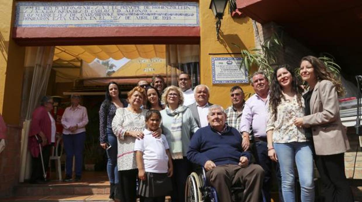 Ventura González, en el centro de la familia en silla de ruedas