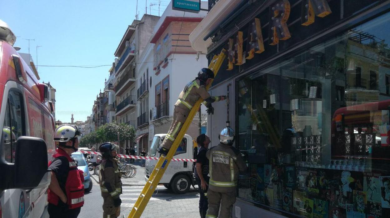 Actuación de los bomberos en la calle Feria