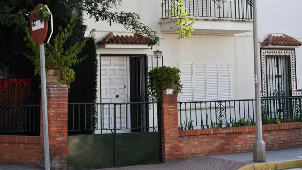 Los okupas de Chipiona abandonan la casa de la procuradora sevillana tras la orden judicial