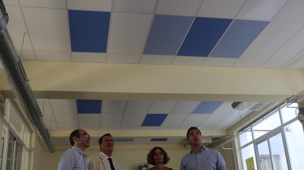 El delegado del Distrito Casco Antiguo, Juan Carlos Cabrera, en una visita al centro educativo