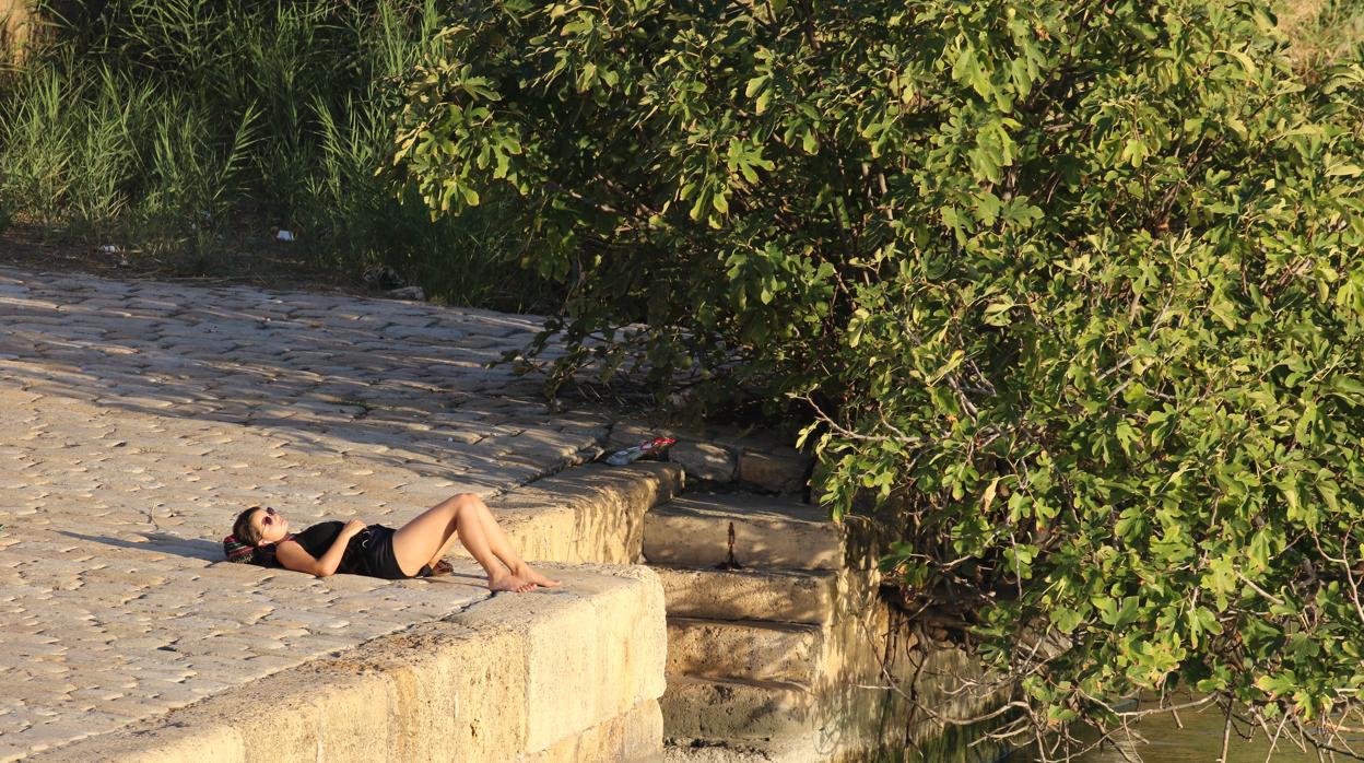 Turista tomand tomando el sol en el río