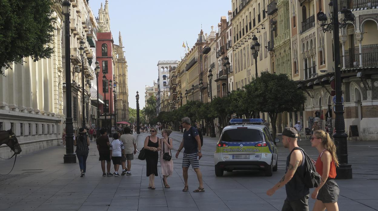 El coche fue interceptado por la Policía cuando circulaba por una calle peatonal