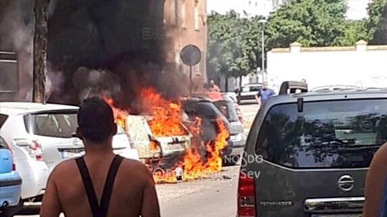 Imagen del momento del incendio en Sevilla