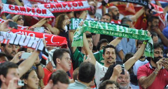 Aficionados de Sevilla y Betis en la grada