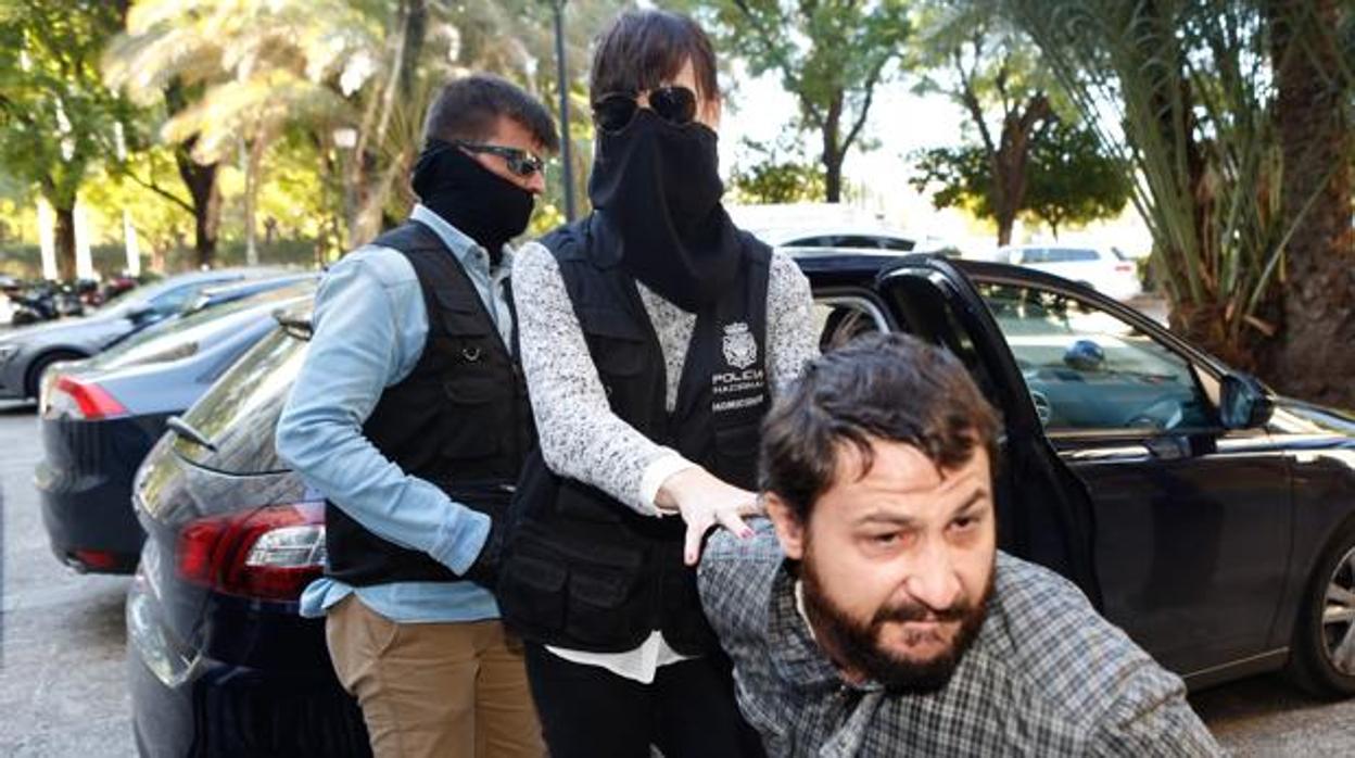 Fernández Delgado se enfrentó a los periodistas que le fotografiaron a la llegada a los juzgados el año pasado