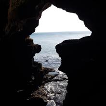 Vista al mar desde dentro de la gruta