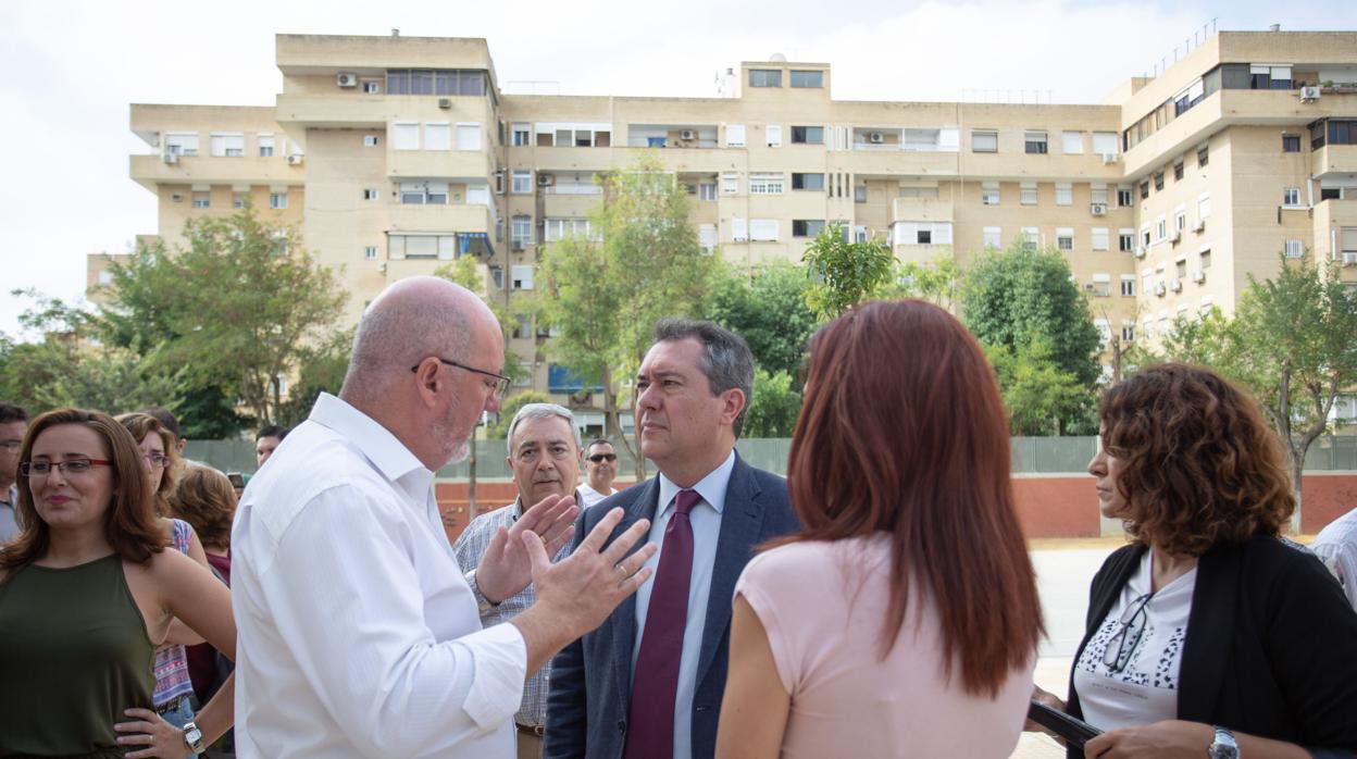 El alcalde Juan Espadas visitó ayer el colegio Pedro Garfias