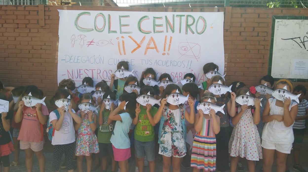 Movilización de los niños en la puerta del colegio