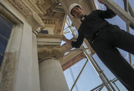 El padre Miguel Silvestre junto a las columnas de la torre