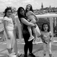 Silvia Zoilo con sus tres hijas