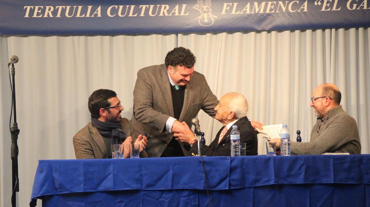 Manuel Garrido recibe la felicitación del alcalde de Morón en la presentación de su libro el año pasado